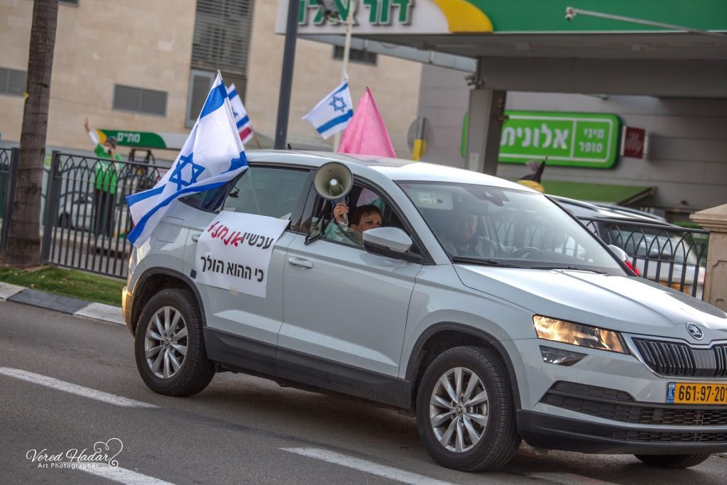 אתי דואניס מובילה שיירת מכוניות עם כרזות, דגלים ומגפון. צילום: ורד הדר