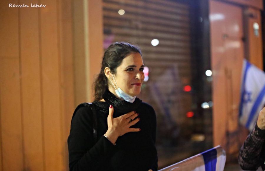 אמילי מואטי אורחת מחאת נס ציונה מתרגשת 19.12.20 צילום ראובן להב